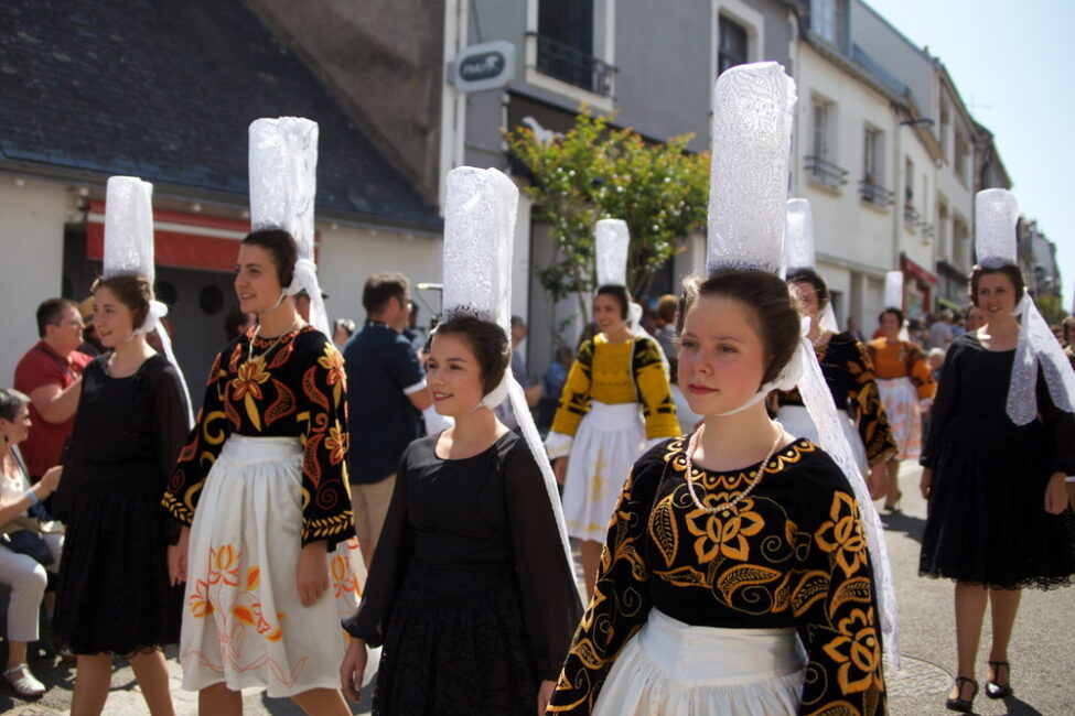 フランス 西の最果てで伝統を受け継ぐ ビグダン地方の刺繍祭り 19年記事