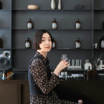 kako（家香） OSAJI 蔵前店で調香体験を楽しむモデル小谷実由さん