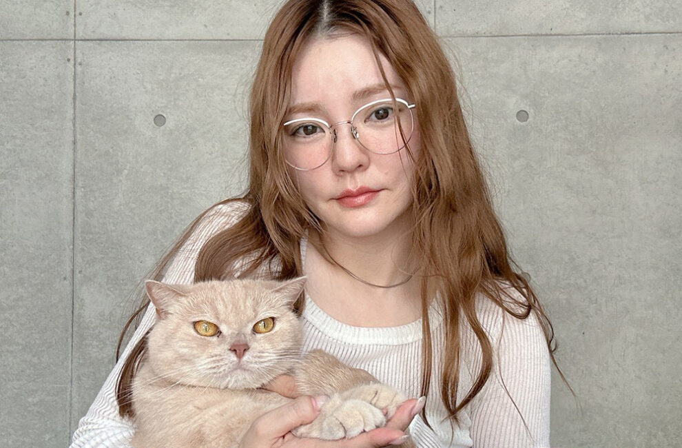 インフルエンサー・モデルとして活動している藤井明子さんと愛猫