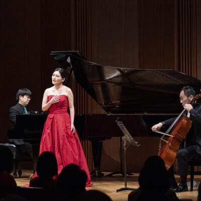 ピアノとチェロに囲まれ歌う田中彩子のプレミアムコンサート