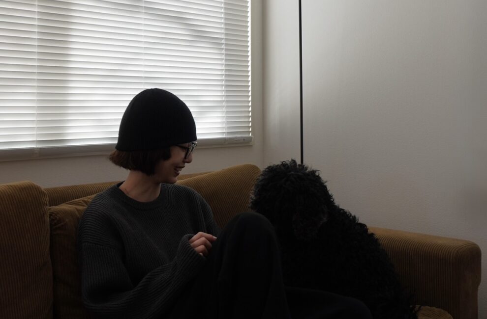 愛犬と過ごす石田一帆さん