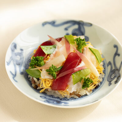 五目ちらし寿司と呉須染付寿龍文皿、錦糸卵や鯛・鮪・菜の花を美しく盛り付けた春の祝い料理