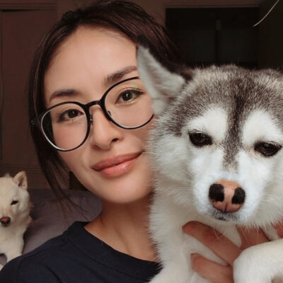 クリス-ウェブ佳子さんと、愛犬のルー（柴犬）とフェイ（ポンスキー）。