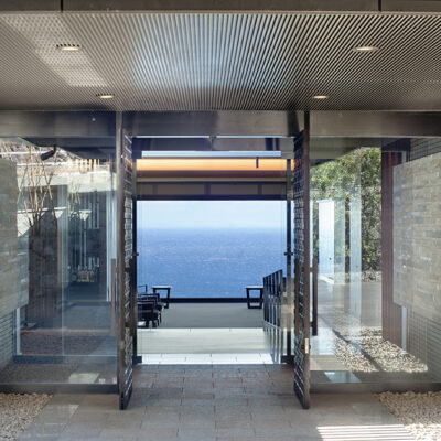 相模湾を望む「ATAMI せかいえ」のメインエントランス