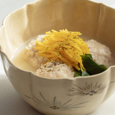 京焼・古清水の向付に盛った白味噌鶏団子。九条葱と柚子を添えた京都の家庭料理
