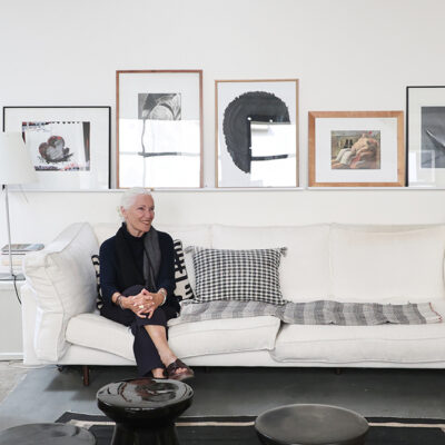 自宅のソファーでくつろぐ、シャンタル・クラヴィエ・アマイドさん。