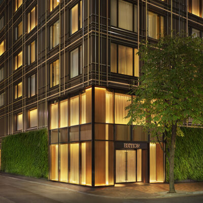 隈研吾氏が唱えた「織る」を格子状メタルで体現した、東京エディション銀座の外観デザイン