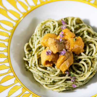 ソレイユ・ドゥ・エルメスに盛り付けられた雲丹とバジルの冷製フェデリーニ