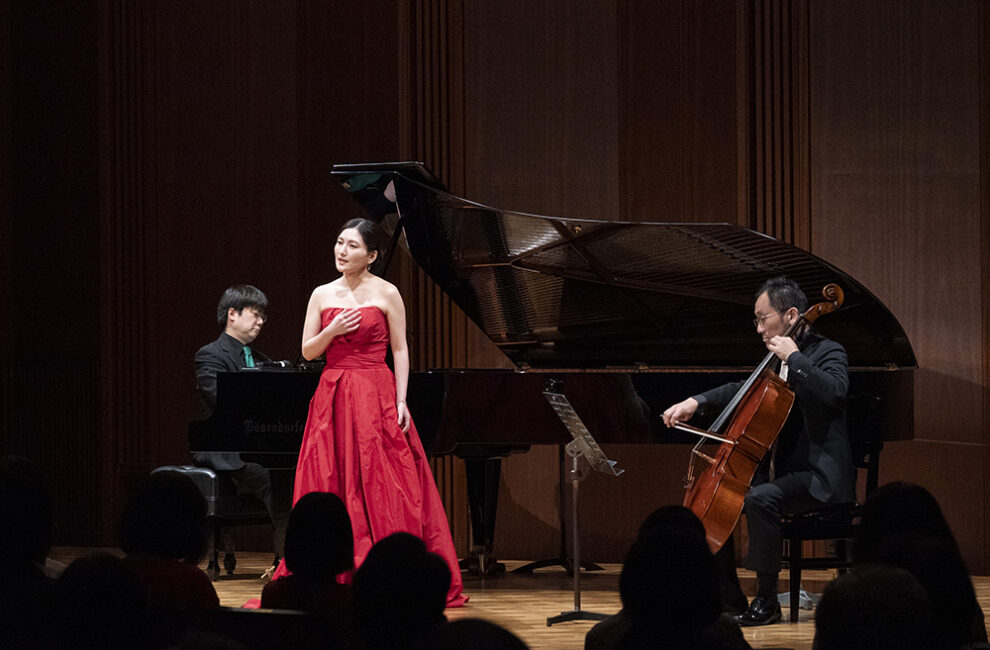 ピアノとチェロに囲まれ歌う田中彩子のプレミアムコンサート