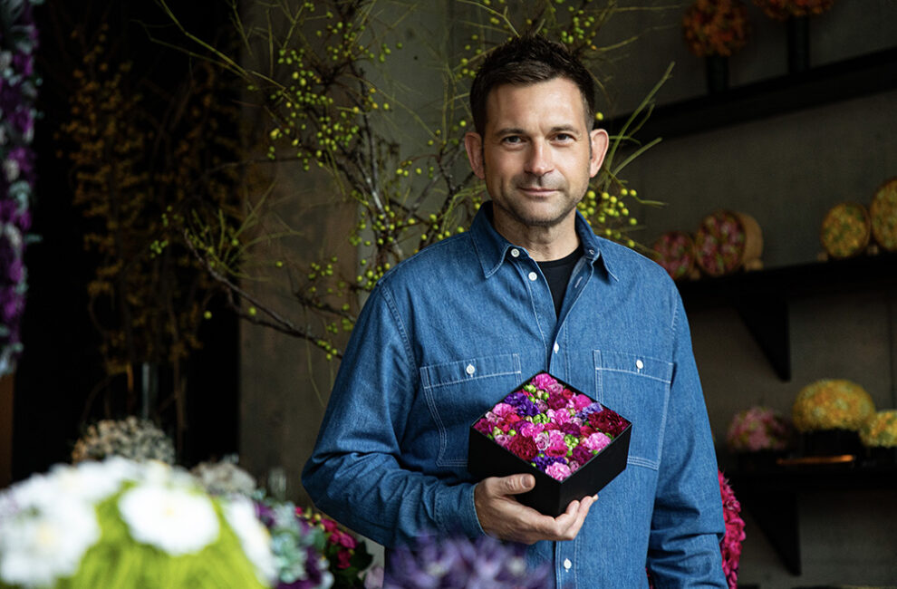 ニコライ・バーグマンさんと、御本人によって手掛けた色鮮やかなフラワーボックス。