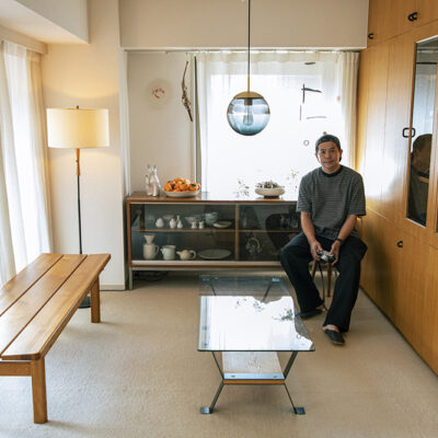 「好きなものに囲まれていること」を意識したインテリアと丸山智博さん。