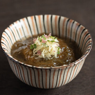 生姜とブロッコリースプラウトを添えたもずく餡かけご飯