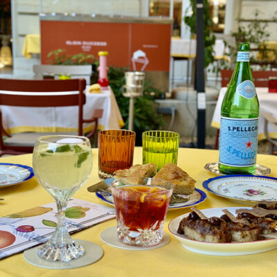 夏のパリ、デュカス・バカラのテラス席に並ぶカクテルと料理