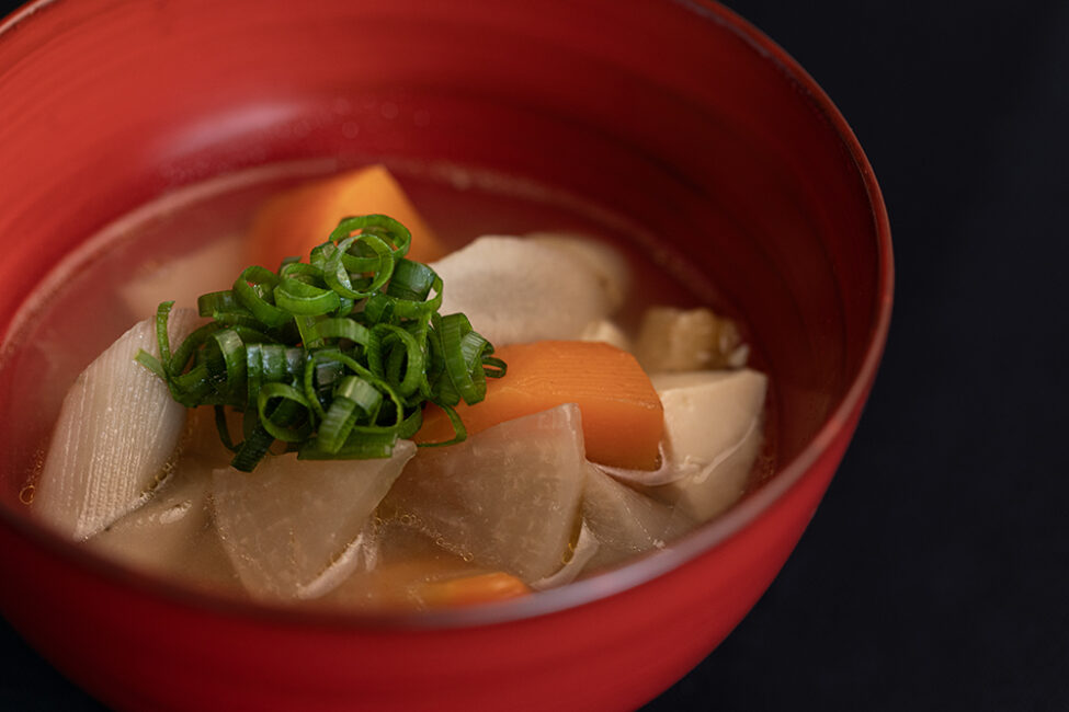 千 麻子「うつわと料理」けんちん汁と赤木明登さんの漆のお椀 - SUMAU