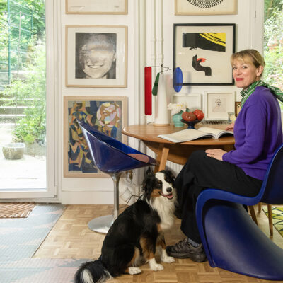 モンマルトルのアパルトマンで愛犬と暮らすマリアンヌ・ゲダンさん