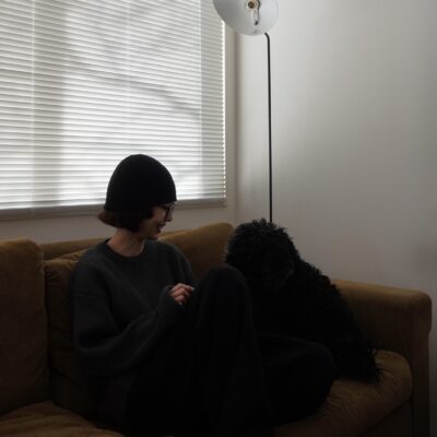 愛犬と過ごす石田一帆さん