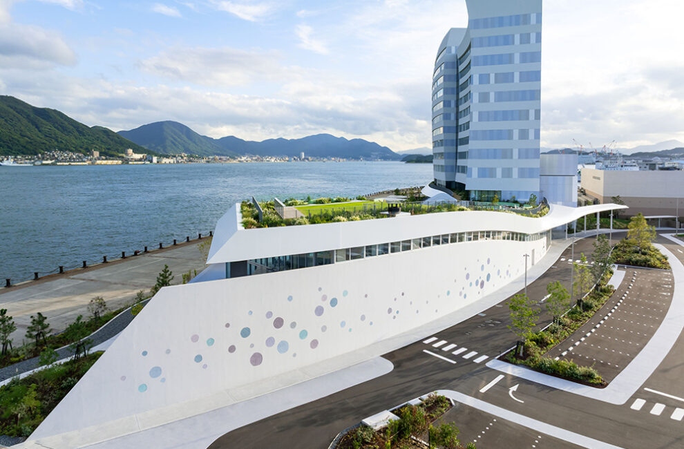 星野リゾート「リゾナーレ下関」の外観と関門海峡の景色