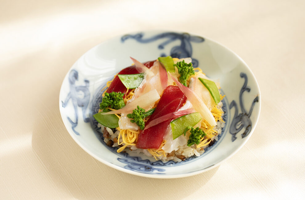 五目ちらし寿司と呉須染付寿龍文皿、錦糸卵や鯛・鮪・菜の花を美しく盛り付けた春の祝い料理