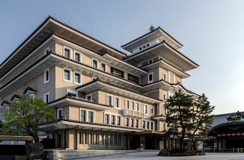 帝国ホテル京都の外観と弥栄会館の歴史を受け継ぐ美しいファサード