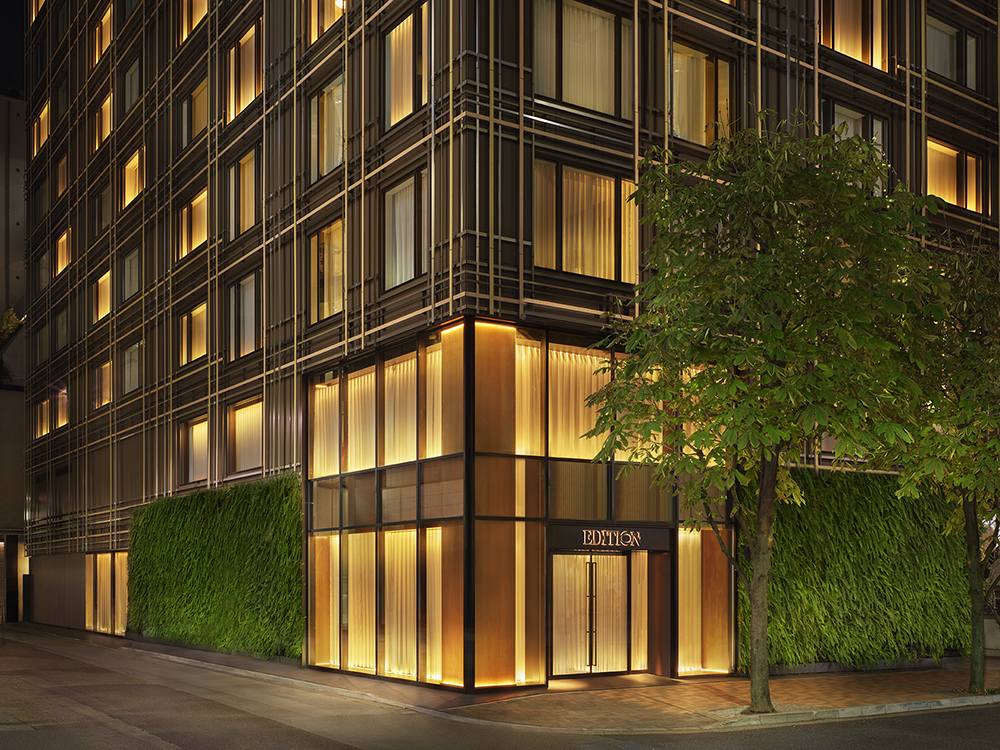 隈研吾氏が唱えた「織る」を格子状メタルで体現した、東京エディション銀座の外観デザイン