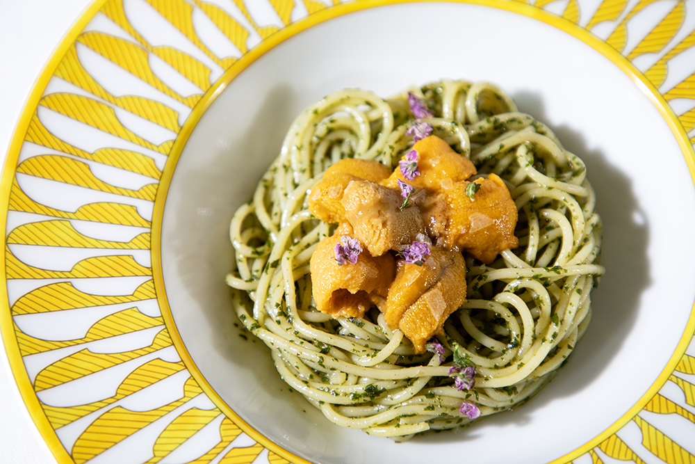 ソレイユ・ドゥ・エルメスに盛り付けられた雲丹とバジルの冷製フェデリーニ