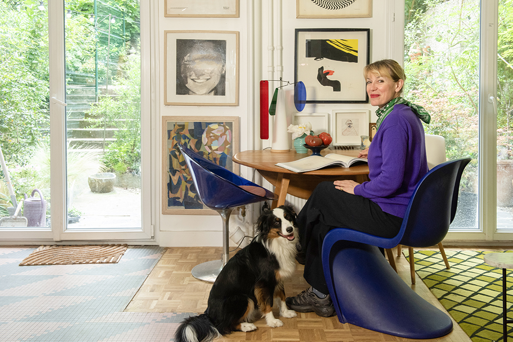 モンマルトルのアパルトマンで愛犬と暮らすマリアンヌ・ゲダンさん