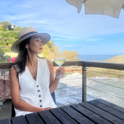 海辺のレストランで白ワインを楽しむマリーニあゆみさん