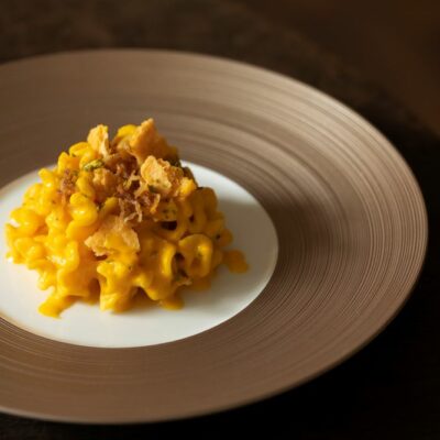 ジャン・ルイ・コケのディナープレートに美しく盛られた、かぼちゃのパスタ