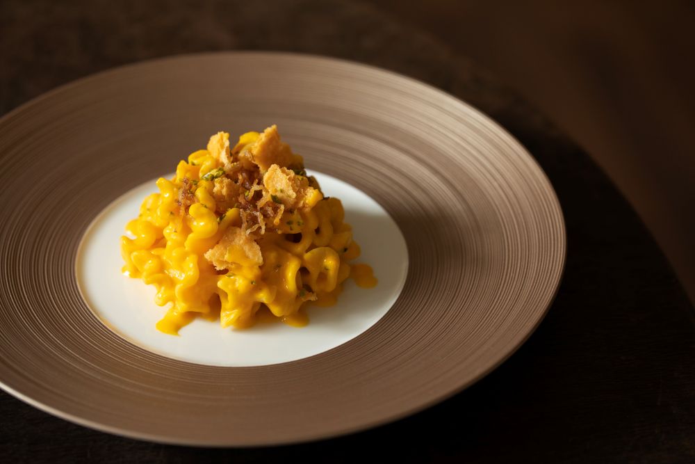 ジャン・ルイ・コケのディナープレートに美しく盛られた、かぼちゃのパスタ