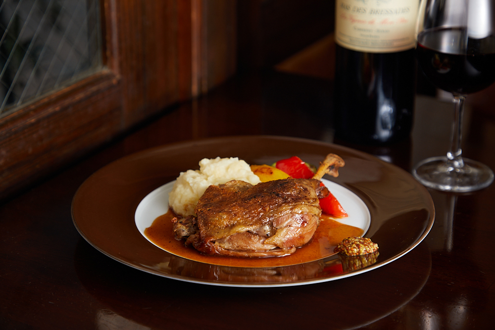 「鴨のもも肉のコンフィ」。骨からほろりと外れる柔らかい肉と香ばしい焼き色。