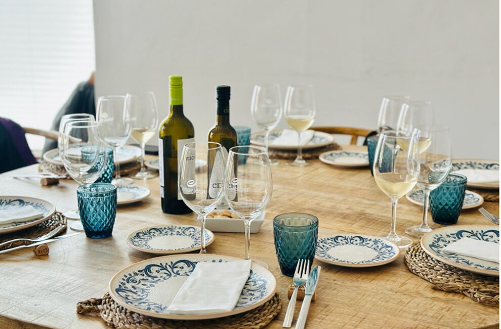 ワインを楽しむ食卓のイメージ