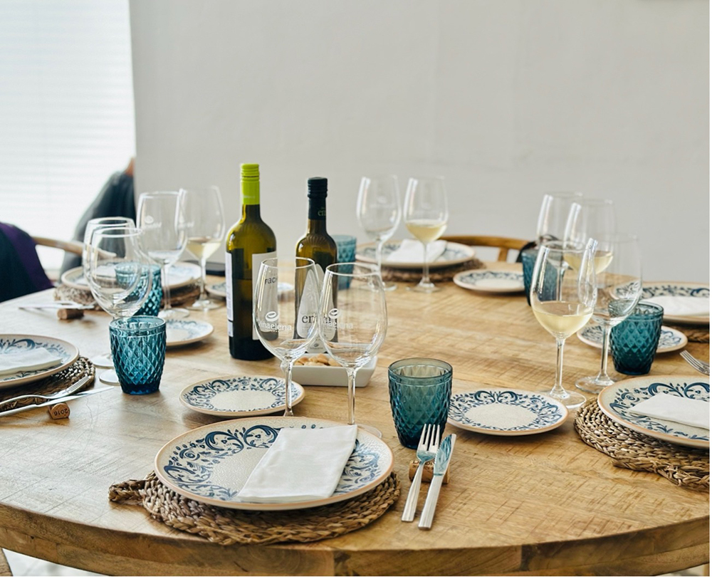 ワインを楽しむ食卓のイメージ