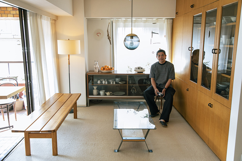 「好きなものに囲まれていること」を意識したインテリアと丸山智博さん。