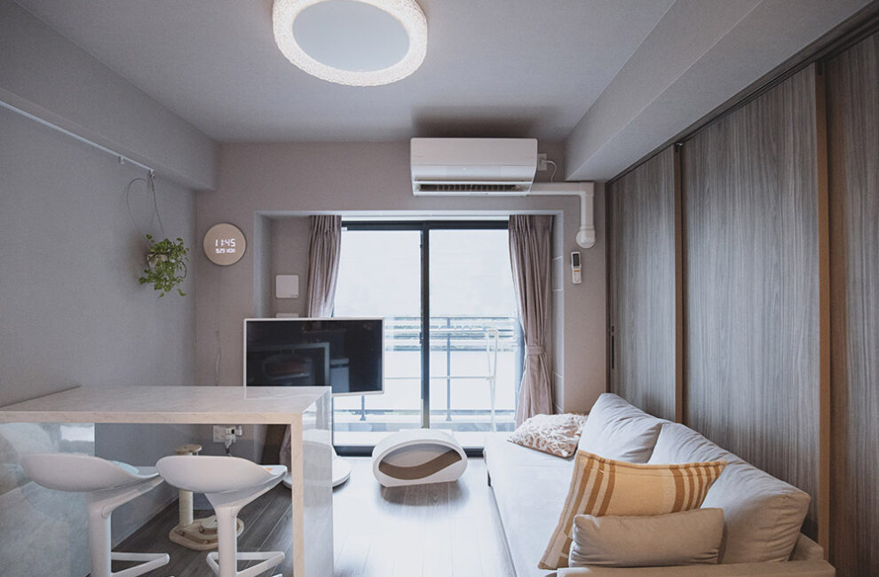 グレーの壁に調和する、オーナー様こだわりの上質なインテリア。