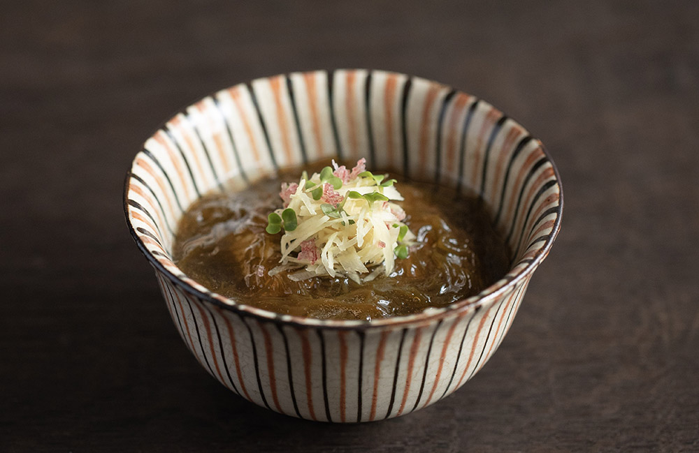 生姜とブロッコリースプラウトを添えたもずく餡かけご飯