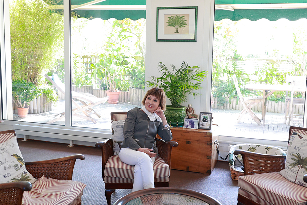 ヴァンヴのテラス付きアパルトマンで暮らす弓・シャローさんとリビング風景