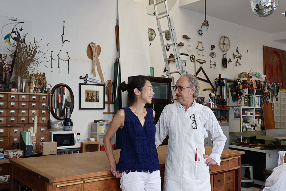 飯田薫るさんと、夫のオヴィッド・ウマンさん。