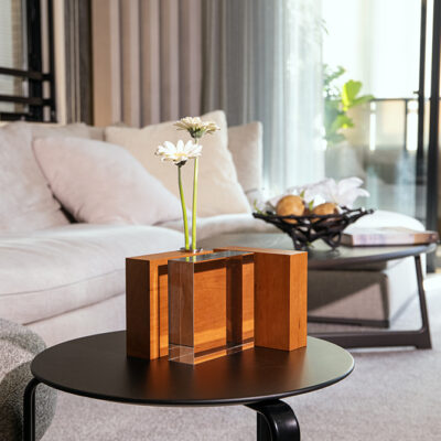 桜の無垢材と透明アクリルで構成された祈りのオブジェ