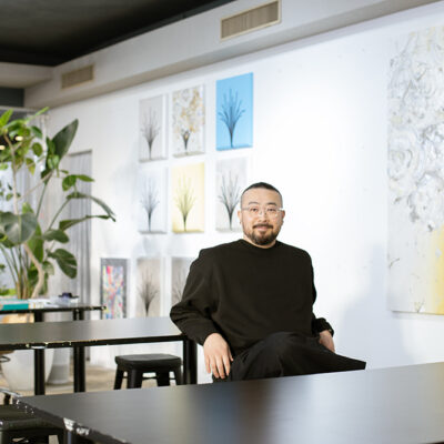 花をモチーフに作品を制作するアーティスト奥田雄太