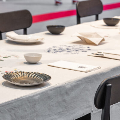 白いクロスと食器で構成されたパリの展示空間