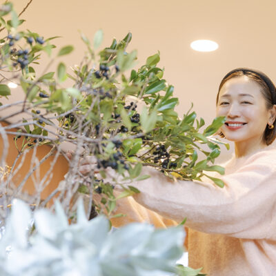 お花を抱えている黒沢裕子さん