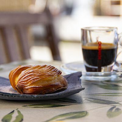 テーブルに置かれたナポリの伝統菓子スフォリアテッラ