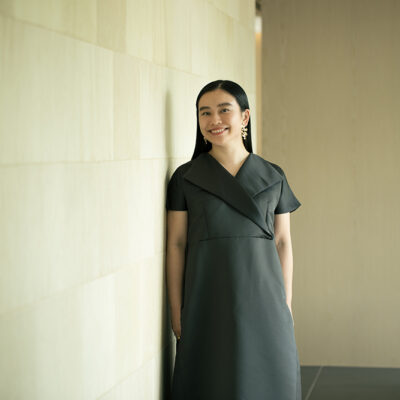 「The Bridal Boutique KOTOHOGI by HAPPO-EN」に佇むクリエイティブディレクター飯島智子さん