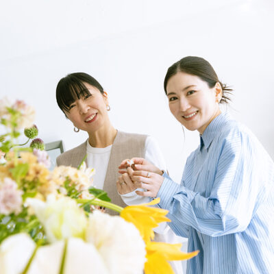 鮮やかな花々を前に語り合う篠崎恵美さんと田中彩子さん。