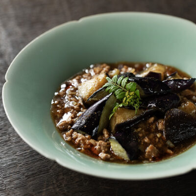 青磁の静謐な色に映える、艶やかな麻婆茄子と山椒の緑。