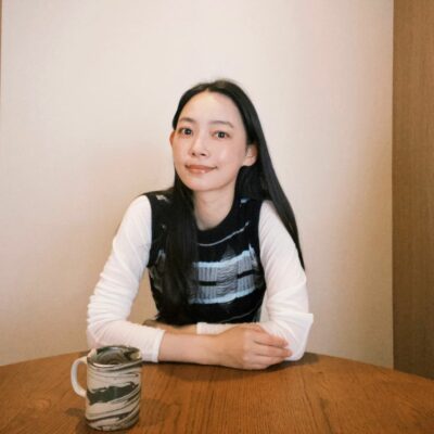 お部屋でリラックスした様子のモデル・阿久津ゆりえさん