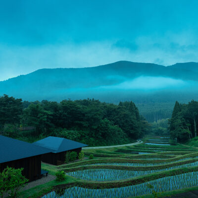 周囲の山々が早朝の朝霧に囲まれ、幻想的な雰囲気の「界 由布院」。