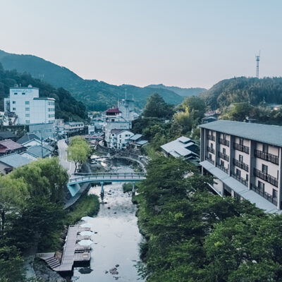 長門湯本温泉街の中心を流れる清流‘音信川’（おとずれがわ）沿いに佇む「界 長門」