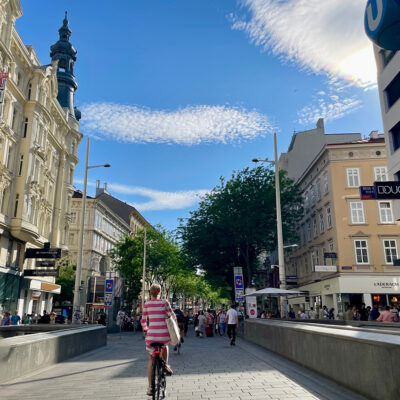 爽やかな青空の下、活気あふれるウィーンの中心街の様子