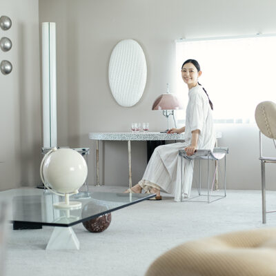 美術品のようなヴィンテージ家具が並ぶstoopを楽しむ阿久津ゆりえさん